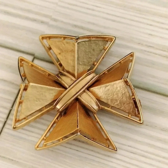 Vintage Gold Tone Unsigned 2" Fashion Cross Brooch Pin - Picture 6 of 7